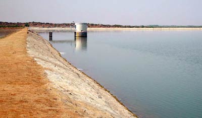 Водозаборный колодец на берегу летнего водохранилища Водозаборный колодец на берегу летнего водохранилища